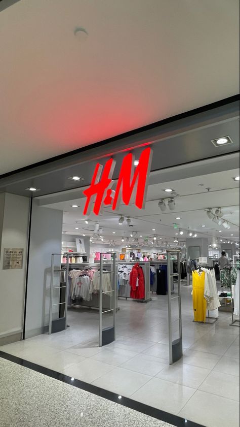 h&m fashion H M Store, H&m Store Aesthetic, Fake Shopping Snaps Story, H M Aesthetic Store, H And M Snap, H M Snapchat Story, Shopping Fake Snap, H&m Snap, H&m Clothing Store