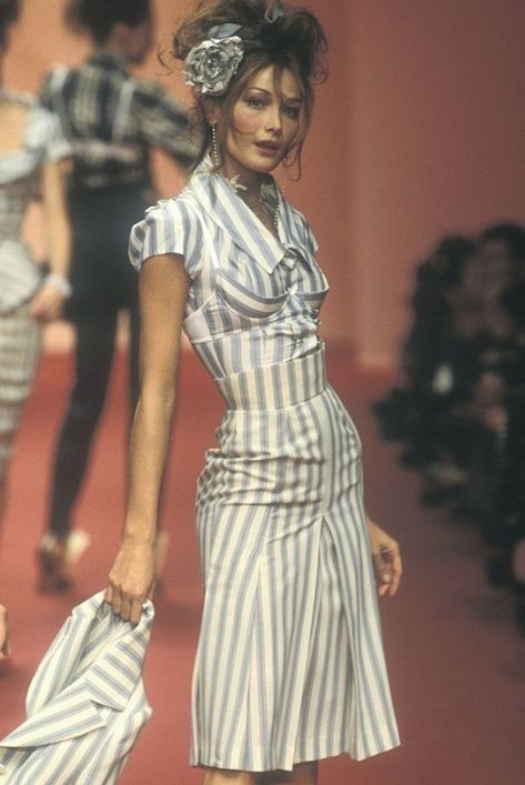 Nature Dresses, Vivienne Westwood Fashion, Model Runway, 90s Runway Fashion, Runway Fashion Couture, Vintage Runway, Runway Outfits, Carla Bruni, Gisele Bündchen