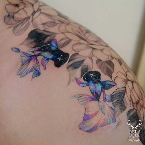 Cover up Watercolor Fish Tattoo, Gold Tattoo Ink, Rose Gold Tattoo, Betta Fish Tattoo, Goldfish Tattoo, Surreal Tattoo, Kunst Tattoos, Disney Tattoo, Fish Tattoo