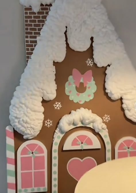 Gingerbread House Props, Gingerbread House Backdrop, Large Gingerbread House, Cardboard Gingerbread House, Christmas Hallway, Candy Decorations Diy, Christmas Door Decorating Contest, Christmas Party Photo, Door Decorating Contest