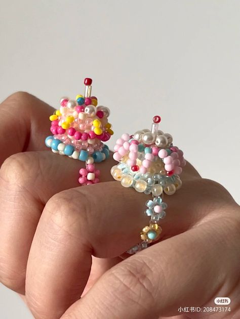 Beaded Cupcake, Bead Charms Diy, Pola Sulam, Handmade Jewelry Tutorials, Beaded Crafts, Funky Jewelry, Handmade Jewelry Diy, Beaded Bracelets Diy, Beaded Accessories