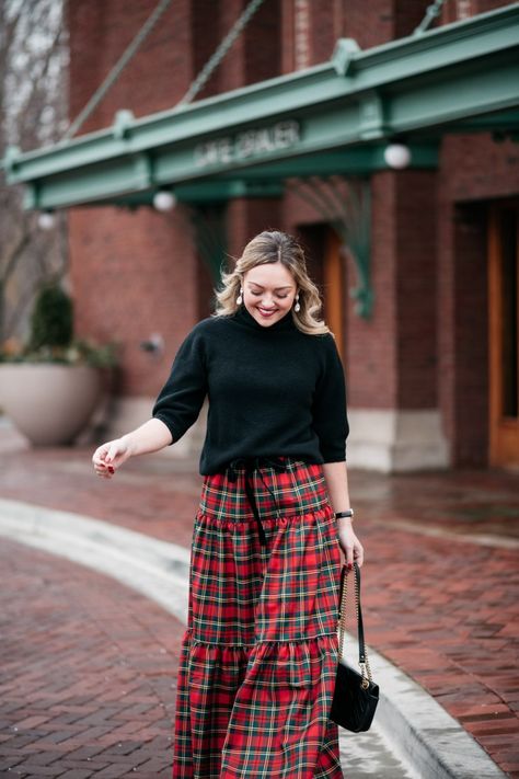 Plaid Christmas Outfit, Outfits To Recreate, Cozy White Sweater, Plaid Maxi Skirt, Red Plaid Pants, Statement Skirt, Red Plaid Shirt, Holiday Plaid, Plaid Outfits