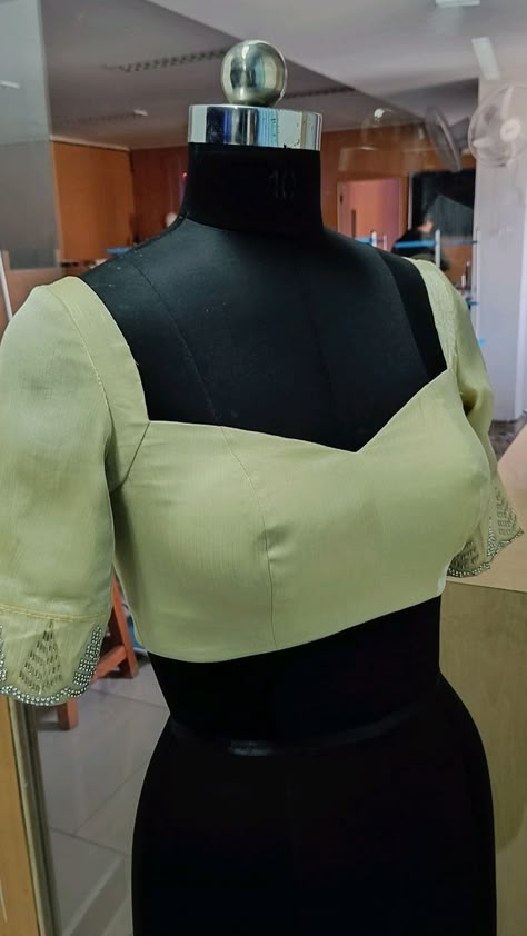 Lehanga Front Neck Design, Simple Blouse Designs Front And Back, Simple Blouse Stitching Designs, Blouse Stitching Designs Latest, Saree Blouse Front Designs, Dhavani Blouse Designs Latest, Latest Back Neck Designs For Blouse, Blouse Front Designs Latest, Blouse Designs Latest Front Neck