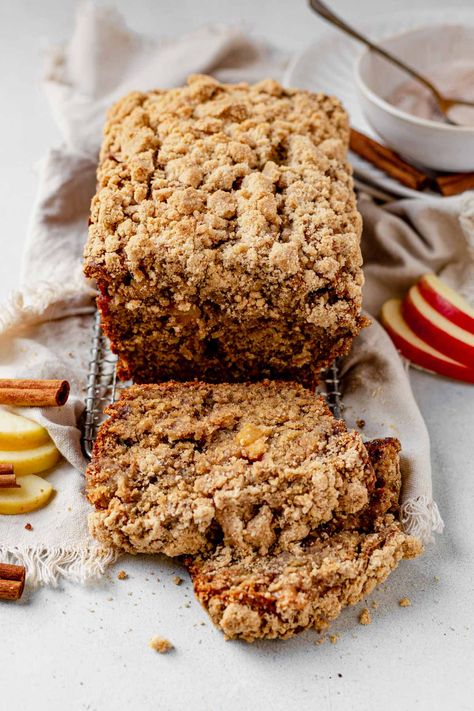 Cinnamon Apple Banana Bread, Apple Banana Recipes, Fall Banana Bread, Banana Bread With Crumb Topping, Apple Banana Bread Recipe, Dessert Loafs, Moist Apple Bread, Banana Apple Bread, Plums Recipes