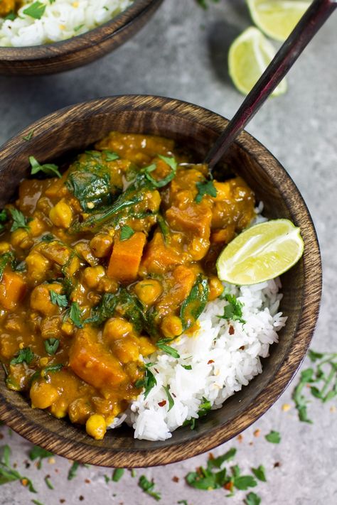 A wonderful Vegan Sweet Potato, Chickpea and Spinach Coconut Curry from the Oh She Glows Every Day Cookbook! This curry is so delicious, filling, warm and a good kick of spice. #vegan #curry Chickpea And Spinach, Potato Chickpea, Pasta Vegetariana, God Mad, Chick Pea, Potato Curry, Vegan Sweet Potato, Idee Pasto Sano, Coconut Curry