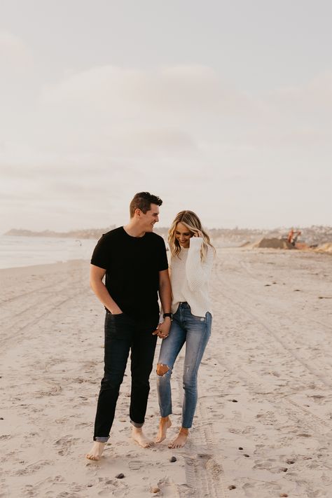 Couples Fall Photoshoot Outfits Beach, Beach Engagement Photos Outfit Jeans, Engagement Photo Jeans, Casual Beach Engagement Photos Outfit, Winter Beach Engagement Photos Outfits, Engagement Photos Jeans Casual, Jean Engagement Pictures, Casual Engagement Pictures Outfits Jeans, Winter Beach Engagement Photos