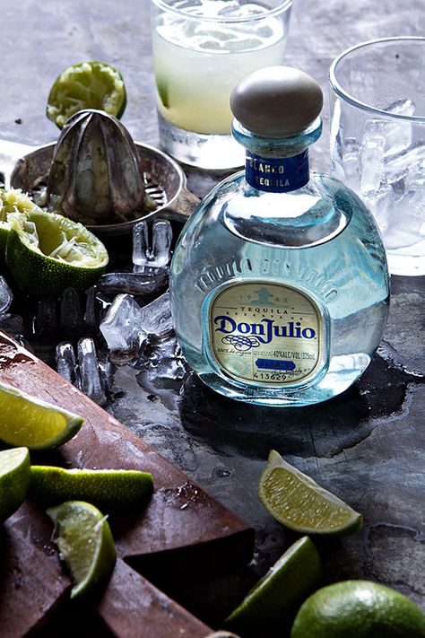 Classic Margarita, Cocktail Club, Cocktail Desserts, Margarita Recipes, Adult Drinks, Ice Cubes, Party Drinks, Mixology, Wine And Spirits