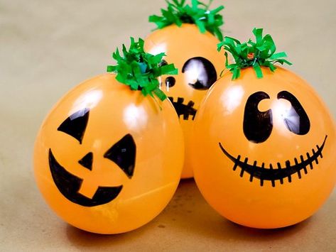 This is one absolutely JACK-O-TASTIC tutorial! Sara Schmutz of Confetti Sunshine came up with the brilliant idea of how to craft up some spunky little pumpkins! Enjoy this DIY Balloon Pumpkin Patch for yourself or the older kids... it's an easy Halloween Balloon Pumpkin, Peanuts Party, Halloween Infantil, Homemade Bubbles, Homemade Halloween Decorations, Orange Balloons, Halloween Balloons, Diy Balloon, Easy Halloween Crafts