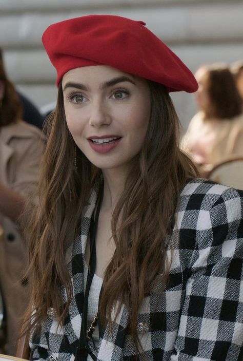 Parisisk Chic, Paris Hairstyles, Emily In Paris Lily Collins, ليلي كولينز, Emily In Paris Outfits, Lily Collins Style, Flamboyant Gamine, Red Beret, Parisienne Chic