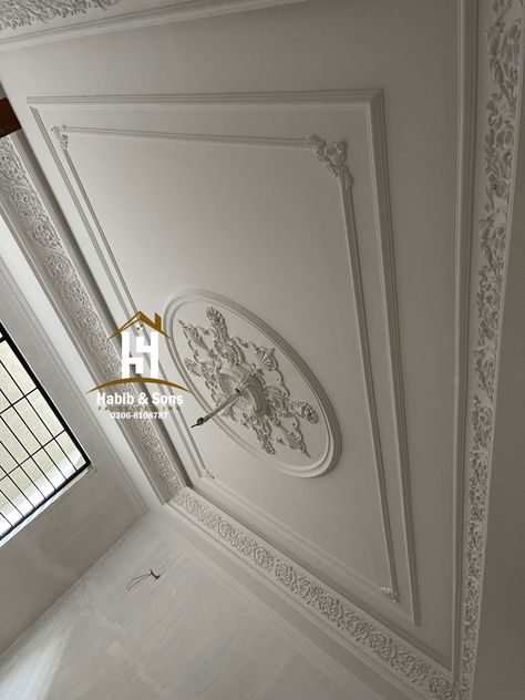 Bedroom Ceiling Trim, Ceiling Moulding Design, Pop Designs For Living Room, Classical False Ceiling, Ceiling Pop Designs, Ceiling Design Classic, Fall Ceiling Designs, Modern Crown Molding, Classic Ceiling Design