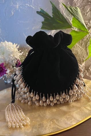 Shop for Nayaab by Sonia Velvet Pearl Embellished Potli Online at Aza Fashions Velvet Potli Bags, White Potli Bags, Black Potli Bags, Potli Purses Handmade, Hand Made Purse, Potli Bags Diy, Fancy Bags Purses, Handmade Bag Design, Purse Design Ideas