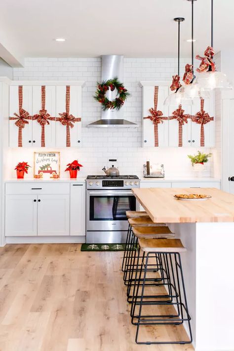 Looking for an inexpensive way to decorate your kitchen for the holidays? Try wrapping your kitchen cabinets in bows!Your kitchen cabinets will look like individually wrapped presents and will definite be the center of attention!Steps to Wrap Your Cabinets In Bows Purchase Wire Holiday Ribbon (I used 2.5'' wide ribbon) Cut ribbon for long edge of cabinet, wrapping from the back to the front. I like to leave excess ribbon for tying the bow Cut ribbon for short edge of cabinet, wrappi… Easy Holiday Diy, Cardboard Christmas Tree, Kitchen Cupboard Doors, Christmas Kitchen Decor, Kitchen Cabinets Decor, Kitchen Home Decor, Diy Kitchen Cabinets, Home Decor Living Room, Simple Holidays