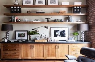 Example of very wide floating shelves over credenza with mix of doors and drawers - alternative to tall wine column - Matt Sartain Photography Masculine Home Offices, Cabinetry Ideas, Office Credenza, Den Library, Office Loft, Industrial Home Offices, San Francisco Interiors, Warehouse Loft, Arm Lamp