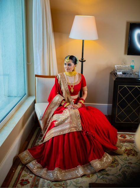 This Simple Sabyasachi Lehenga Is A Bridal Outfit Of Our 'Minimal' Dreams Red Wedding Lehenga, Sabyasachi Lehengas, Sabyasachi Lehenga Bridal, Red Bridal Lehenga, Sabyasachi Bridal, Sabyasachi Lehenga, Indian Outfits Lehenga, Wedding Lehenga Designs, Indian Bride Outfits