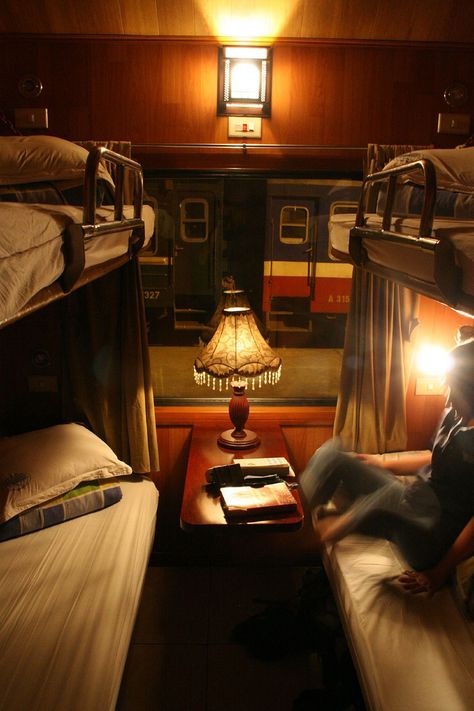 Very comfortable 4-berth sleeper train from Lao Cai (near Sapa mountains) to Hanoi Overnight Train, Vietnam Map, Simplon Orient Express, Vietnam Voyage, Luxury Train, Long Road Trip, Orient Express, Budget Hotel, Train Car