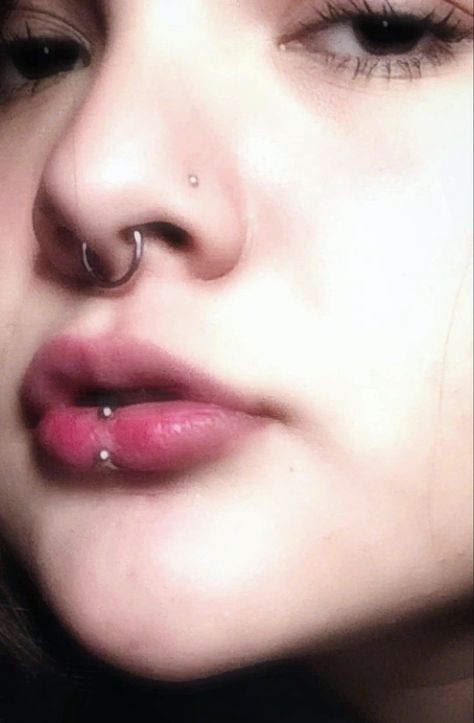 Cute Vertical Labret Piercing, Labret With Hoop, Central Labret, Middle Lip Piercing, Labret Piercing Ring, Lower Lip Piercing, Lip Piercing Labret, Labret Lip Piercing, Piercings Bonitos