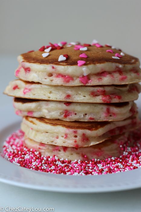 Funfetti Pancakes, Greek Yogurt Sauce, Valentines Brunch, Light And Fluffy Pancakes, Valentines Breakfast, Valentines Snacks, Vanilla Sauce, Vanilla Greek Yogurt, Valentines Day Food