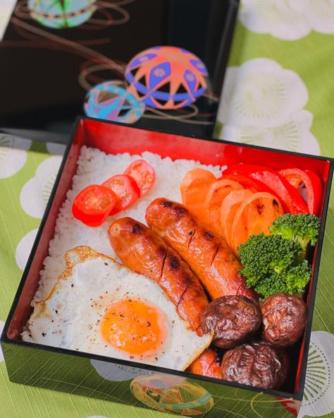 🍱 Grilled smokey brat sausages from @gotzingersmallgoods 🍱 Grilled capsicum, carrot and shiitake mushroom 🍱 Broccoli 🍱 Fried egg sunny side up Todays bento had a brunch theme. The sausages were so good, very juicy and smokey 😋 I like using one layer of a jubako picnic box sometimes as it is spacious and lets me arrange the larger sized food (like these sausages). Bento box - Temari picnic bento box (link from bio 👆) #grilledsausage #smokedsausage #gotzingersmallgoods #brunchlunch #lunc... Brat Sausage, Picnic Bento, Mushroom Broccoli, Sunnyside Up Eggs, Picnic Box, Grilled Sausage, Box Food, Bento Boxes, Shiitake Mushroom