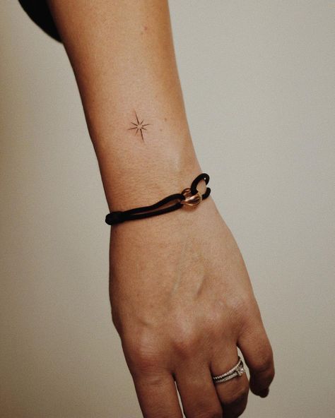 YUNG | H O D L E R sur Instagram : Small tattoos matter too✨ North Star Tattoo, North Star Tattoos, Wellen Tattoo, Tattoo On The Wrist, Tato Minimal, Tato Jari, Pola Tato, Small Pretty Tattoos, Petite Tattoos