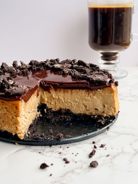 Espresso Oreo Cheesecake Oreo Tiramisu, Espresso Cheesecake, Espresso Dessert, Cheesecake Desserts Recipes, Oreo Cheesecake Recipes, Oreo Cookie Crust, Crushed Oreos, Oreo Crust, Cheesecake Desserts