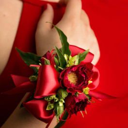 Prom Corsage Red, Corsage For Prom, Red Corsages, Prom Flowers Corsage, Bracelet Corsage, Corsage Ideas, Homecoming Flowers, Wrist Corsage Prom, Prom Corsage And Boutonniere