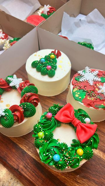 Christmas Bento Cake Ideas, Bento Cakes Christmas, Bento Cake Christmas Design, Mini Cake Pan Ideas Christmas, Mini Christmas Cakes Ideas, Bento Cake Natal, Christmas Mini Cakes Ideas, Mini Cake Christmas, Small Christmas Cakes