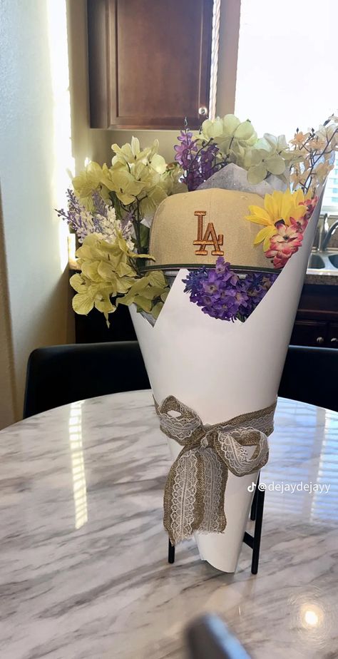 This generation of girlfriends did not come to play. Check out this new way of gifting a simple hat to your partner . DIY at it’s finest. Men’s Flower Bouquet, Bf Bouquet, Fitted Hat Bouquet, Hat Bouquet For Boyfriend, Flowers For Guys, Hat Bouquet, Bf Bday, Ideas Aniversario, Man Bouquet