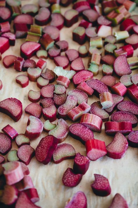 Freeze Rhubarb, Rhubarb Sauce, Fresh Rhubarb, Rhubarb Compote, Rhubarb Crisp, Freeze Greens, Freezer Containers, Freezer Burn, Rhubarb Recipes