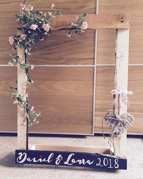 Photo Boots, Vintage Wedding Ideas, Photobooth Ideas, Diy Photo Booth, Photo Booth Frame, Wedding Photo Booth, Floral Photo, Wooden Wedding, Diy Photo