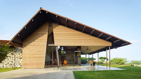 Four wooden dwellings with large pitched roofs form a Hawaiian house designed by San Francisco firm Walker Warner Architects. Hawaiian House, Hawaiian Homes, Hawaii Homes, Casa Patio, Thatched Roof, Courtyard House, Polished Concrete, Roof Shingles, Pitched Roof