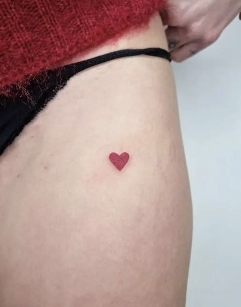 Solid Red Heart Tattoo, Heart Hip Tattoo Small, Cute Neck Tattoos For Women, Tattoo Hidden, Tattoo Chain, Tattoos Stencil, Red Heart Tattoo, Realistic Heart Tattoo, Heart Tattoos With Names