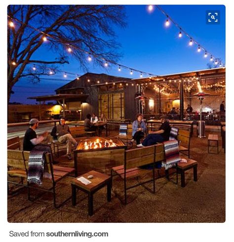 Beautiful cheerful backyard firepit ideas. Oxtail Sliders, Road Trip Texas, Beer Garden Ideas, Outdoor Restaurant Patio, Outdoor Restaurant Design, Restaurant Patio, Restaurant Seating, Bar Food, Outdoor Cafe