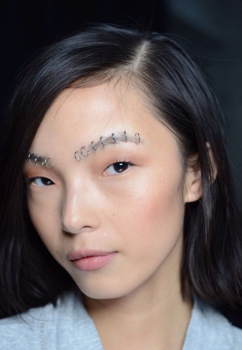 Rodarte 'pierced' eyebrows. Chin Piercing, Face Decoration, 2015 Makeup, The Girl With The Dragon Tattoo, Tattoo Zeichnungen, Runway Beauty, Bold Brows, Fresh Makeup, Piercings For Girls