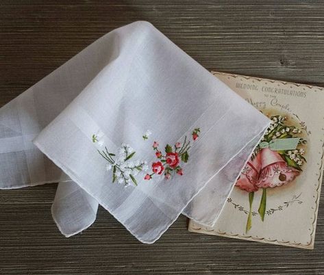 Embroidery Handkerchief, Wedding Souvenirs Diy, Handkerchief Embroidery, Flower Handkerchief, Embroidered Hankies, Handkerchief Wedding, Clothes Embroidery Diy, Vintage Hankies, Embroidered Handkerchief