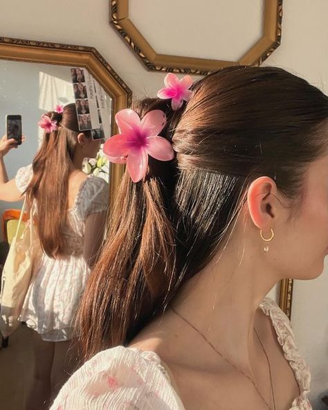 Lena fajga on Instagram: "Hibiscus-flower Hairclip hairstyles 🌷🌺🪷🌸 Some of my faves atm   #hairclips #hairstyle #hairstyles #flowerhairstyle #hibiscus #hairclip #hibiscus🌺" Flowers Clips For Hair, Hibiscus Hair Clip Hairstyle, Hibiscus Flower Clip, Flower Hair Clips Hairstyle, Summer Long Hairstyles, Flower On Hair, Flowers On Hair, Hairclip Hairstyles, Flower Hairstyles