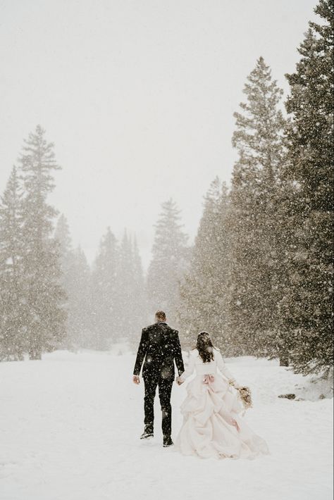 Winter Wedding Venue Snow, Weddings In The Snow, Snow Wedding Aesthetic, Forest Wedding Winter, Snow Forest Wedding, Winter Wedding Aesthetic Snow, Winter Wedding Venues Outdoor, Wedding Aesthetic Winter, Snowy Wedding Venues