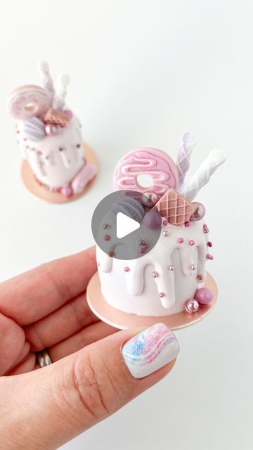 Cake Shaped Cake Pops, Push Up Cake Pops Ideas, Cake Pop Videos Tutorial, Gourmet Cake Pops, Unique Cake Pops Ideas, Cake Pop Decor, Donut Cakepops, Cake Pop Decoration Ideas, Flat Cake Pops