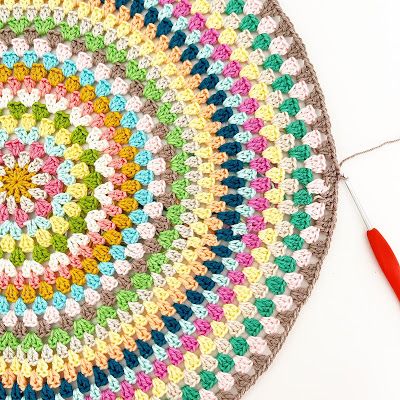 Crochet Circle Table, Crochet Round Granny Square Pattern, Granny Circle Crochet Pattern, Round Crochet Blanket Pattern, Granny Square Circle, Granny Circle, Crochet Help, Large Granny Square, Round Crochet