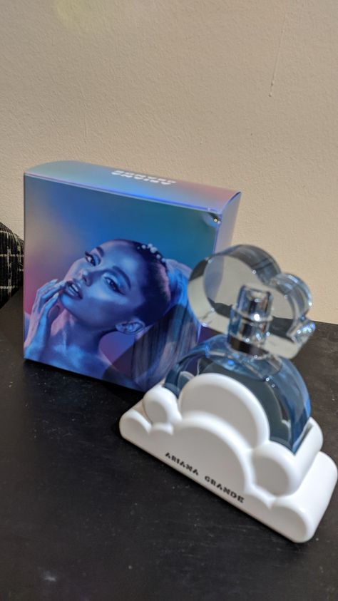 Arianna Grande Perfumes, Ariana Grande Parfum, Ariana Grande Perfumes, Cloud By Ariana Grande, Perfume Ariana Grande, Koleksi Makeup, Accesorios Aesthetic, Ariana Perfume, Ariana Grande Fragrance