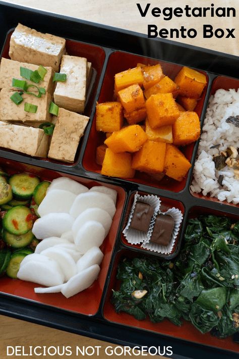 This bento box (with 4 different kinds of vegetables, tofu, rice and chocolate) is perfect for the person who likes to nibble around their plate at lunch. #bentobox #lunchideas #vegetarian Vegetarian Bento, Tofu Sesame, Bento Box Lunch For Adults, Bento Box Recipes, Vegan Lunch Box, Japanese Food Bento, Favorite Salad, Marinated Tofu, Eating Ice