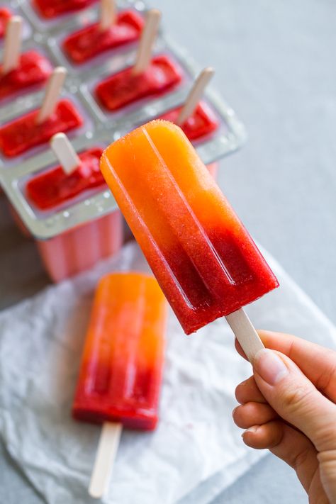 Orange Popsicles Recipe, Easy Homemade Popsicles, Homemade Popsicle Recipes, Ice Popsicles, Strawberry Sunrise, Easy Popsicle Recipes, Fruity Popsicles, Hemgjord Glass, Healthy Popsicle Recipes