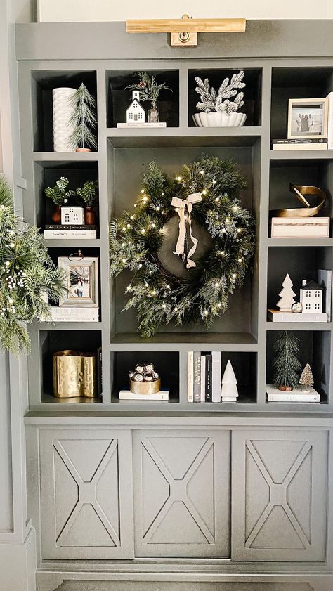 Xmas Bookshelf Decor, Shelves Decorated For Christmas, Bookshelf Christmas Decorating Ideas, Christmas Bookshelf Decorating Ideas, Bookcase Christmas Decor, Bookshelf Christmas Decor, Christmas Shelf Styling, Decorating Bookcases, Christmas Bookshelf Decor