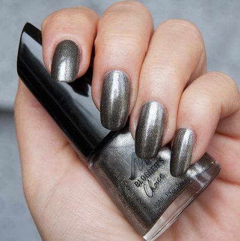 manhattan "urban diva" - dark silver shimmer | #nail polish / lacquer / vernis, swatch / manicure Silver Shimmer Nails, Dark Silver Nails, Silver Winter Nails, Shimmer Nail Polish, Nail Shimmer, Dark Nails, Silver Nails, Current Mood, Let's Talk