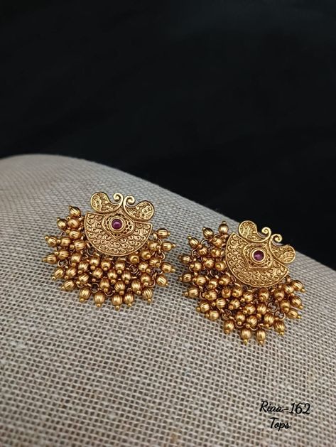 Moti Jwellary Set, Deepika Jewellery, Ear Rings Gold Indian, Nose Earring, Pretty Gold Necklaces, Antique Gold Earrings, Antique Necklaces Design, New Gold Jewellery Designs, Gold Earrings Models