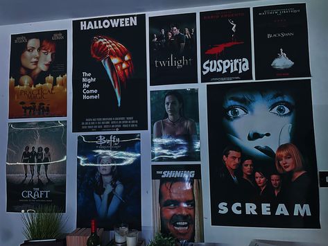 Horror Movies Bedroom, Horror Posters Room, Iconic Bedrooms In Movies, 80s Movie Bedroom, Horror Movie Room Decor Diy, Horror Poster Wall Bedroom, Horror Movie Bedroom Decor, Halloween Movie Poster Aesthetic, Horror Movie Posters Room Decor