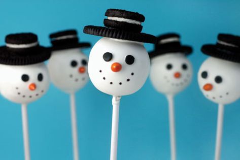 Snowman Cake Pops - Bakerella Cake Pop Receita, Snowman Cake Pops, Tårta Design, Jul Mad, Snowman Cake, Christmas Cake Pops, Decorações Com Comidas, Christmas Snacks, Cupcake Cake