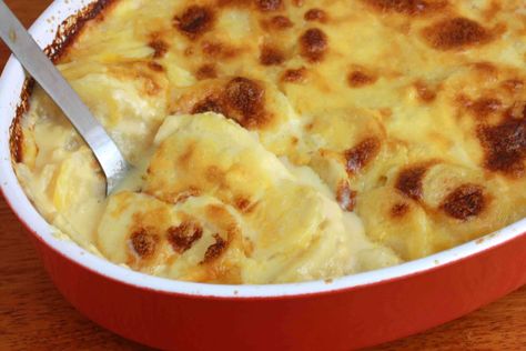 These creamy au gratin potatoes are luscious with oozing cheesy cream sauce. Easy to make and the perfect side dish. Creamy Au Gratin Potatoes, Potato Gratin Recipe, Au Gratin Potato Recipes, Gratin Potatoes, Au Gratin Recipes, Low Fat Cheese, Potatoes Au Gratin, Potato Gratin, Creamy Potato