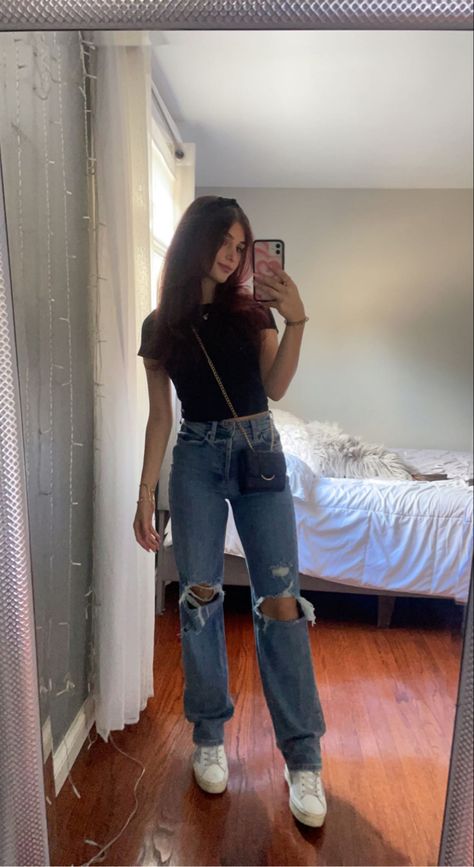 Blue Ripped Jeans Outfit, Black Shirt With Jeans, Teen Outfits For School, Dark Washed Jeans Outfit, Dark Blue Jeans Outfit, Outfit Mom Jeans, Jean Top Outfits, Outfit Ripped Jeans, Black Top Outfit