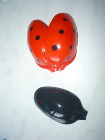 DIY Cute Ladybug with Plastic Spoon Spoon Art Diy, Bumble Bee Crafts, Plastic Spoon Art, Plastic Spoon Crafts, Bumble Bee Craft, Spoon Craft, Aluminum Can Crafts, Spoon Crafts, Spoon Art