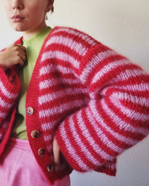 Pink Cardigan Outfit, Red Knit Cardigan, Advanced Knitting, New York Outfits, Mohair Wool, Lovely Clothes, Circular Knitting, Pink And Red, Colourful Outfits